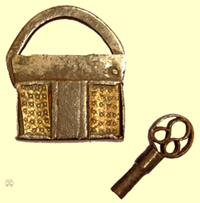 Screw key padlock, key with internal thread